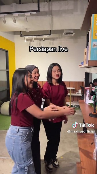 Seberapa kompak kamu sama teman-teman di tempat kerja kamu? Yuk spill di komentar #duniakerja #kerja #agency #entertainment