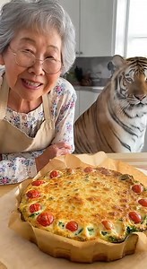 🥦🐟 Grandma’s 15-Second Recipe Tutorial: Broccoli Tuna Crustless Quiche No flour, no pastry crust needed. The broccoli is pressed into the base, cheese goes on first for extra flavor, then tuna and tomatoes on top. Pour in the egg-and-cream mixture and bake. Golden, bubbly cheese on the outside, moist and set on the inside—high protein and very filling 😋 Ahu stays nearby the whole time, just peeking over to smell the aroma, sitting quietly, and gently swishing his tail—never stealing the spotl