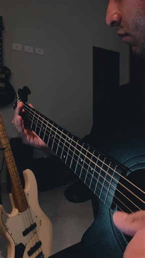 20 minutos/dia = Violão dominado 🎸 Simples assim! Quando você entra na PM Guitar Academy: 📚 120 aulas do zero ao avançado (organizadas por nível) 👥 Grupo de suporte comigo ♾ Acesso vitalício ao conteúdo ✅ Método testado por 300 alunos Se você quer estudar e evoluir com método de verdade, o link tá na bio.🔥 #violao #guitar #professordeviolao