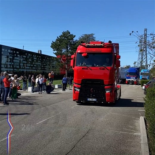 [24h Camions du Mans 2023] A partir du mardi 19/09, suivez la caravane #RenaultTrucks de Saint Priest jusqu'au Circuit Bugatti. 💥🚚 Des véhicules uniques 👩‍🔧👨‍💼 Des rencontres avec des experts métiers 😁🤳 De la bonne humeur Truckfly by Michelin Les routiers sont toujours aussi sympas jeudi soir sur 107.7 FranceRoutes (Officiel) Le Monde du Transport Réuni | Renault Trucks France