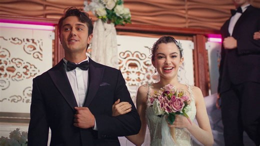 Entre la vida y la muerte, Ömer imagina la boda de su hermana Asiye, mientras Aybike sueña con su futuro junto a Berk
