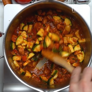 Dziś zdradzimy Ci, jak przygotować perfekcyjne leczo z cukinią i kiełbasą – przepis, który pokochasz 🥰 | Pyszności