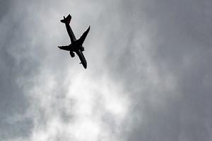 Terribles images… Un avion s’écrase avec 62 à bord, les habitants assistent au crash impuissants