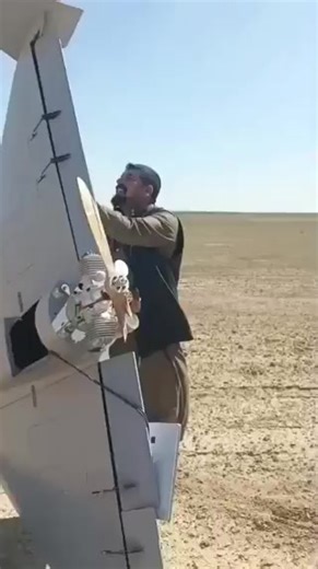 IRAK CENTRAL: CIVILES RODEAN UN DRON LUCAS DE EE. UU. SIN EXPLOTAR — RIESGO EXTREMO Circulan reportes de que residentes en el centro de Irak se acercaron y rodearon un dron estadounidense LUCAS que habría quedado sin detonar tras caer a tierra. La versión se mueve principalmente en X, sin confirmación oficial inmediata sobre el punto exacto del hallazgo. Contexto clave: el LUCAS (Low-cost Uncrewed Combat Attack System) es un dron de ataque de un solo uso (“kamikaze”), empleado por EE. UU. por pr