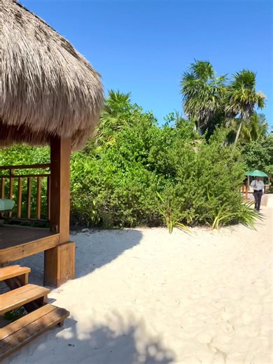 In case you’re wondering…we are fine! #Dallas’ 𝙒𝙞𝙣𝙩𝙚𝙧 𝙎𝙩𝙤𝙧𝙢 2026 isn’t affecting us at all. Hope all our friends and family are safe and warm🌴👙☀️ 🏖️ #Surviving #Recreate #DateYourMate | Kit Labat