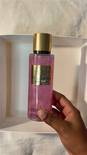 Glowly Cosméticos on Instagram: "Glowly box 55€ • Body mist Pure Seduction Shimmer VS • Loção hidratante Pitaya • Esfoliante corporal Pitaya • Toalhita skin care • Blush compacto • Máscara para os olhos • Máscara facial • Creme para mãos • Escova para o cabelo • Kit pedicure • Lip Gloss • Faixa para o cabelo Aqui no perfil partilhamos Glowly Boxes pensadas com carinho 🤍 @glowly_cosmeticos #glowly_cosmeticos #oboticario #victoriasecret #glowlybox"