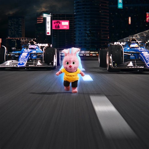 ¡Nada detiene a Bunny! Prueba Duracell Optimum, nuestro siguiente nivel de potencia. *vs. pilas AA comunes de zinc-carbón en dispositivos de alto consumo. | Duracell