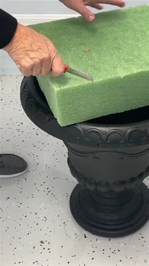 Stuff foam into a pot...😍🍂 @celebrateanddecorate @artsandclassy @chascrazycreations #DIY #Fall #FallDIY #HomeDecor #Craft