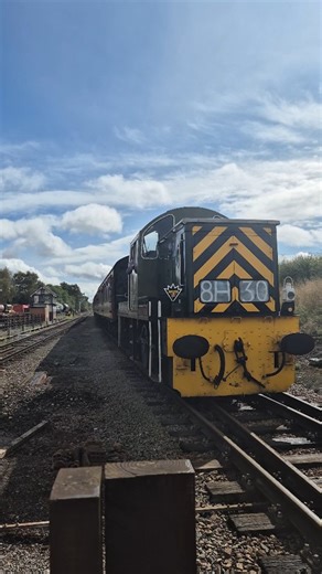 #class14 D9551 pulling into Quorn & Woodhouse, Great Central Railway. Autumn steam gala Sept 2025. #HeritageRailway #diesellocomotive #HeritageDiesel #train #Trainspotting #gcr #GreatCentralRailway | Wobbly Runner Exploring