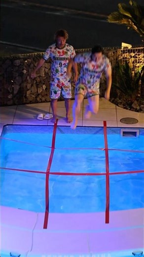 プールに飛び込んで⚪︎×揃えた方の勝ちww#shorts