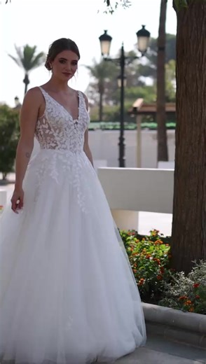Anderea Mariage, votre showroom de robes de mariée Pays Basque on Instagram: "💎Robe "Maïtena" 💎 Romantique et élégante. Cette robe de mariée traditionnelle de coupe trapèze présente un décolleté en V plongeant spectaculaire, orné de fines bretelles et d'appliqués de dentelle en forme de feuilles qui descendent en cascade sur la jupe. Cette dernière est composée de plusieurs couches de tulle (pailleté), créant un effet volumineux. A découvrir très vite au showroom .... 📞07 44 78 44 32"