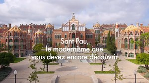 L’Hospital de la Santa Creu i Sant Pau est un bijou d’architecture moderniste signé Lluís Domènech i Montaner ! ✨ Notre petit plaisir, c'est de flâner dans le musée-jardin de Sant Pau Recinte Modernista pour admirer les toits vernissés ressemblant à des écailles de dragon. 🐉 🌸 | Catalunya Experience