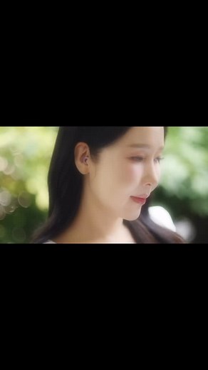 책 읽어주는 그녀 라라 on Instagram: "“가끔은, 세상의 소리를 살며시 꺼두고 싶어져요.” “조용한 마음으로, 나에게 천천히 걸어갑니다.” “소음이 멀어질수록, 내 안의 작은 목소리가 들려요.” “지금 이 순간, 나와 온전히 마주하는 시간.” “내 안에 집중하는 시간. 룹 이어플러그.” 이 영상은 브랜드 제작지원으로 완성된 영상입니다 📩 브랜드/출판사 협업 문의 메일: avene221@nate.com 인스타 DM @책읽어주는그녀라라 #책읽어주는그녀라라 #loopearplugs #룹이어플러그 #더케미 #THECHEMI #르로망 #LEROMAN #플로움 #FLOWOOM #나의철학노트 #유노북스 #CEO의다이어리 #윌북 #피크메이크업 #장미의기사스튜디오 #북크리에이터"