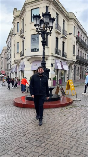 8 IMPERDIBLES MONTEVIDEO 🇺🇾 Montevideo tiene muchísimas cosas para conocer. En esta oportunidad les dejo algunas de las que más me gustaron (Al Palacio Salvo ya lo mostré en el video anterior) 1- Librería Puro Verso (@maspuroverso ): Esta es probablemente la librería más linda de la ciudad. Se encuentra en lo que alguna vez fue una óptica y además de vender libros ofrece en su primer piso cafetería y opciones gastronómicas. 2- Polo Bamba (@polo_bamba ) es una de las terrazas más top de la ciud