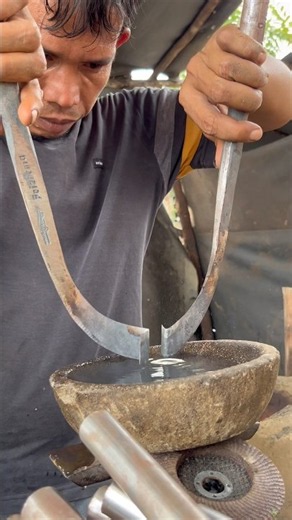 The second stage of steel hardening to sharpen the rubber blade. #Blacksmith #Gilding #MetalArt #yt