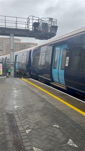 Southeastern Class 376 departing London Bridge #southeastern #train #trainspotting