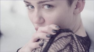 Miley Cyrus provoca otra vez en su nuevo videoclip