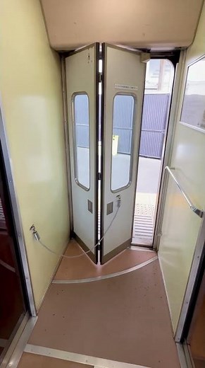 【フリー動画】南海電車の特急車両の折り戸を眺めるだけのシーン