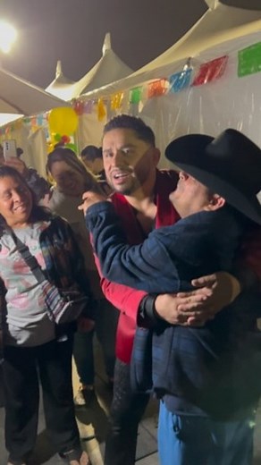 Anoche conocí a Samuel su mamá lo llevó al concierto en Santa Ana California subi escenario le canté unas canciones le regalé a mi texana pero más increíble que estaba muy emocionado Samuel y gracias a todos los que nos acompañaron ayer los quiero mucho mucho Dios me los bendiga🟣 | Larry Hernandez
