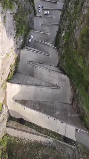 🏔The most extraordinary mountain road in #China—the Lingpaishi Zigzag Highway in Wuxi, #Chongqing. Spanning just 450 meters, this mountain road features 18 hairpin turns, each at a sharp 180° angle. #ChinaInfrastructure #ChinaTravel | Embassy of The People's Republic of China in the United States