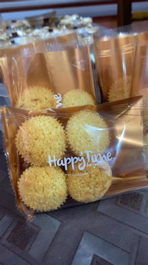 "Try our golden, chewy and irresistible homemade macaroons today 💛👩‍🍳🥧🤤 #lemonshideoutpastries #foryouシpage #fypviralシ #fypageシ #FreshlyBaked #bakinglove #SweetTreats #FromTheOven | Lemon’s Hideout Pastries