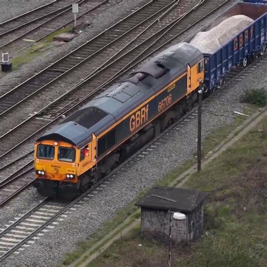 GBRf Class 66 (66706) Hauling Loaded Aggregate Wagons – Heavy Freight Operation
