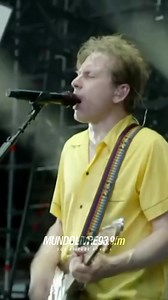 Franz Ferdinand apresentando Take Me Out ao vivo. Lançada em 2004 como o segundo single do álbum Franz Ferdinand, "Take Me Out" é uma faixa marcante conhecida por seu riff de guitarra inconfundível e suas intrigantes mudanças de andamento. Com seu som inovador, a música alcançou a terceira posição tanto no UK Singles Chart quanto no US Modern Rock Tracks charts. 🎥 @franz_ferdinand #radio #music #rock #mundolivre | Mundo Livre FM