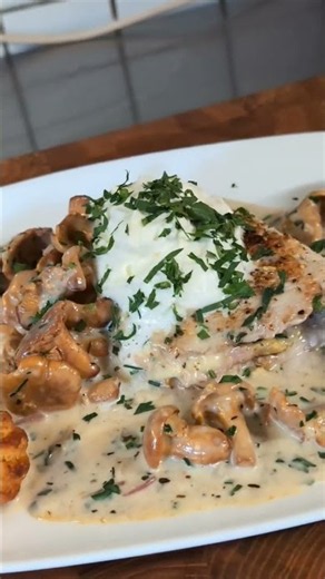 Gefülltes Schnitzel mit Schinken, Bergkäse & Pilzrahmsoße! 🥩
