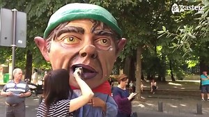50 gigantes de Euskadi y Navarra celebran el centenario de la comparsa de Gigantes y Cabezudos de Vitoria-Gasteiz. Más fotos y toda la información en: http://bit.ly/2uDYz0V | Gasteiz Hoy