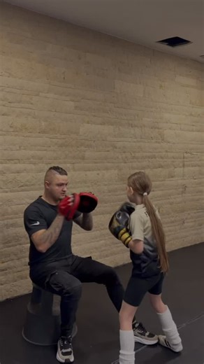 FIGHT CLUB - new level by Gornikov on Instagram: "Lina Abubakarov – 8 Jahre Vor 9 Monaten lernten wir Linas Familie kennen. Ihr kleiner Bruder Adlan kam das erste Mal mit grade mal 5 Jahren zu uns in den Fightclub. 4 Monate später probierte Lina spontan das Boxtraining aus. Schon nach dem ersten Training war uns klar: 👉 Lina gehört in den Kampfsport. Obwohl anfangs etwas Unsicherheit da war, haben ihre Eltern uns vertraut und Lina die Chance gegeben, sich auszuprobieren. Nach einer kurzen Einge