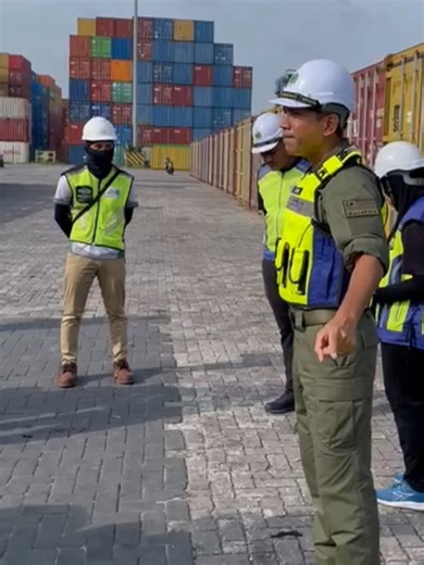 JTF E-WASTE PELABUHAN KLANG PERIKSA DAN TAHAN 38 KONTENA E-WASTE & WASTE PORTKLANG,5 MAC 2026 – Joint Task Force E-waste Pelabuhan Klang dengan diketuai oleh AKPS telah meneruskan perlaksanaan OP Green Shield ke-15. Operasi ini dilaksanakan bersama Jabatan Kastam Diraja Malaysia, Jabatan Alam Sekitar, SIRIM dan Lembaga Pelabuhan Klang. Sebanyak 52 kontena diperiksa hari ini dan didapati 18 kontena berisi E-waste dan 20 kontena berisi bahan buangan terjadual kategori SW 102 dan 422. Jumlah berat 