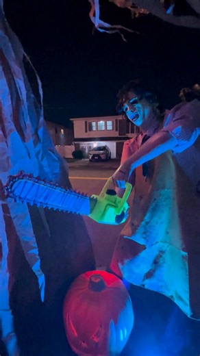 The Best Halloween Houses on Staten Island: Part 1 🎃 📍98 East Broadway in Oakwood (🎥 Owen Reiter, 🎶 Getty Images Music, powered by Triple Scoop Media) #halloween #halloween2025 #statenisland #siny #statenislandny #nyc | Staten Island Advance