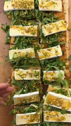 Two SUPER EASY, stress-free flatbread appetizers to serve this weekend! 🎄✨ Perfect for holiday entertaining! Your guests will love these! Note: Flatbread & balsamic reduction can be purchased at most supermarkets like Stop & Shop, Wholefoods or Trader Joe's. Flatbread #1: • Fig or apricot jam • Arugula • Prosciutto • Goat cheese • Balsamic reduction Flatbread #2: • Arugula • Olive oil • Spicy sea salt • Brie • Hot honey • Crushed pistachio #easyappetizer #flatbread #holidayappetizer #christmasa