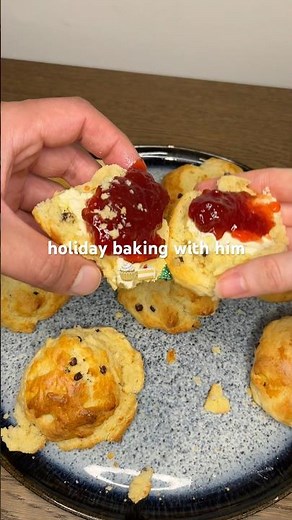 This viral chocolate chip scone will be your new favourite treat to bake this holiday 🎄🧁