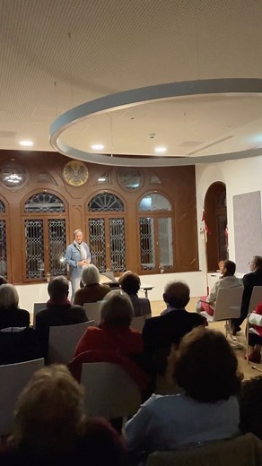 Helmut Zierl hat die Hünfelder Kulturabende im Rathaus mit einer kurzweiligen Lesung eingeläutet. Zierl las aus seiner Autobiografie „Follow the sun – der Sommer meines Lebens“ und versetzte die Zuhörer auch dank eines alten Kassettenrekorders zurück in die 70er Jahre, als er im Alter von 16 Jahren von der Schule flog und in der Folge von seinem Vater „rausgeschmissen“ wurde. Stadträtin Martina Sauerbier empfing Zierl vorab im Rathaussaal und zeigte sich erfreut, dass die Hünfelder Kulturabende 