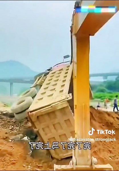 How to drive #fyp #digger #excavator #excavatoroperator #excavatorlife #excavatortiktok #funnytiktok #funnyvideos #strongjacktiktok #strongjackgroup #strongjack #strongjackexcavator