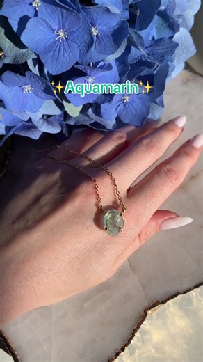 Aquamarin bringt Ruhe in den Kopf und Klarheit in die Gedanken 💙 Er hilft dabei, Overthinking zu reduzieren, gelassener zu reagieren und sich klarer auszudrücken. Viele tragen Aquamarin in stressigen Phasen, um innerlich ruhiger zu werden und wieder mehr Vertrauen in das eigene Gefühl zu finden. Aquamarin Schmuck findest du in meinem Shop ✨ #aquamarin #schmuckstore #kristalle #schmuckdesignerin