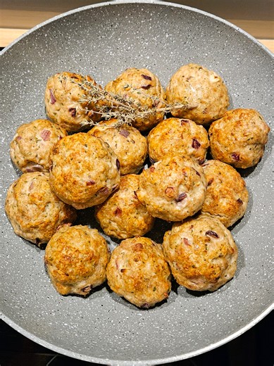 Préparation pour les livraisons de demain 😋 De délicieuses boulettes de veau faites maison accompagnées de spaghettis, carottes à l’ail et sauce tomate. Un plat généreux, plein de saveurs, cuisiné avec soin pour vous régaler comme à la maison. Merci encore pour vos commandes et votre fidélité, toujours un vrai plaisir de cuisiner pour vous ❤️ #plaisirpartage #passioncuisine #cuisinesaine #faitmaison #lesrecettesdesylvie #recetteoriginale #livraison #repas