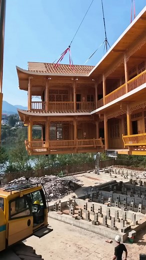 The hoisting process of a wooden house | Daily Tips