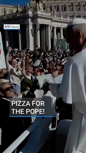 Pope Leo was handed a box of Chicago pizza from the crowd as he arrived in St. Peter’s Square in the popemobile for his weekly audience. The pope, who is from Chicago, was visibly delighted by the gesture and gave a thumbs-up to the well-wishers. It remains unclear how they managed to transport the pizza from a famous Illinois-based chain all the way to Rome. #rtenews #popeleo #vatican #chicagopizza | RTÉ News