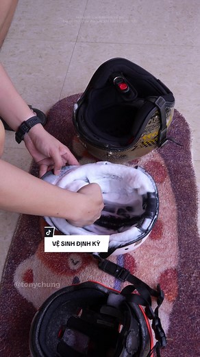 Vệ sinh mũ bảo hiểm định kỳ: cách dùng chai xịt vệ sinh bọt an toàn