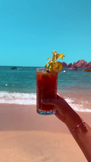 𝙎𝙪𝙣𝙨𝙝𝙞𝙣𝙚 𝙞𝙣 𝙖 𝙜𝙡𝙖𝙨𝙨, 𝙘𝙝𝙚𝙚𝙧𝙨 𝙩𝙤 𝙖 𝙗𝙧𝙞𝙜𝙝𝙩 𝙙𝙖𝙮 𝙖𝙝𝙚𝙖𝙙 🍹❗ Reservations: info@mangodeckcabo.com 📍Medano Beach, Cabo San Lucas. #MangoDeck #BeachClub #Restaurant & #Bar #CaboSanLucas