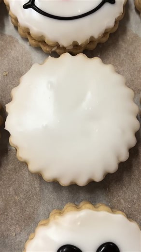 How CUTE are our snowman empire biscuits☃️?! Grab some from: Asda, Morrisons, One-O-One Convenience, Spar, Co-Op, Scotmid and local independent retailers! #mcghees #cakes #empirebiscuit #crispyrolls #doughnuts #bakery #mcgheesbakery #mcgheeshandcrafted #christmas #letscelebratechristmas