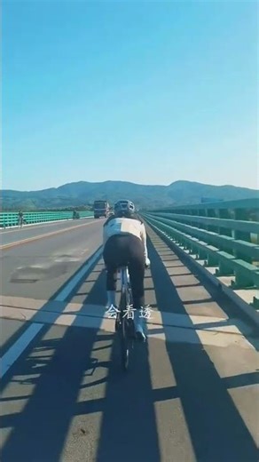 （致无能为力的自己），作家刘震云说：在任何关系里，如果得不到尊重，不要去沟通，不要去交流，应该无视和远离，收起你的落落大方，因为善良很贵，不要逢人就给，不是每个人都配，人与人交往尊重是标配，厚道...