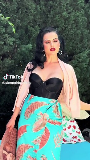@Dizzymslizzyy Giving summer glam in this poolside ensemble ⛱️ Cropped Cardigan in Light Pink Longline Bra in Black Serena Skirt in Aqua Palm