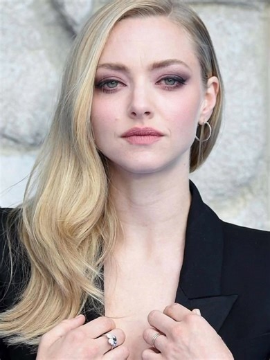 Amanda Seyfried’s rise to stardom is a story of quiet determination and unexpected turns. Born in 1985 in Pennsylvania, she began as a child model at just 11 before transitioning to acting. Few know that her first big break came not from film, but from the soap opera As the World Turns. She originally auditioned for Mean Girls to play Regina George, but the director saw something special and cast her as Karen Smith—her performance became iconic. Seyfried later surprised critics with her haunting