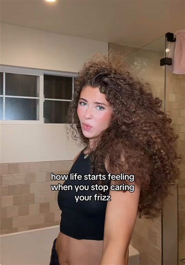 it’s giving 80s realness #curlyhair #curls #80shair #frizzyhair | Frizz Hair