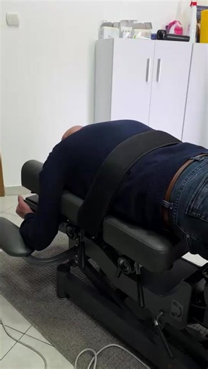 Stretch the spine, relieve pressure, and promote healing by allowing nutrients and oxygen back into spinal discs. #manualtherapy #spinaldecompression #discherniation | Adnan Kojić