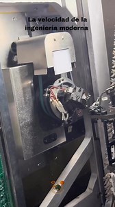 Lo que ves en este video es el corazón de la industria moderna: una máquina de moldeo por inyección con inserción automática trabajando a una velocidad impresionante ⚡. Esta tecnología no solo transforma plástico en piezas perfectamente terminadas, sino que también integra de forma automática componentes como tarjetas electrónicas o piezas metálicas dentro del molde. El proceso es una coreografía de precisión: el sistema coloca la inserción en el molde y, en cuestión de segundos, el plástico fun