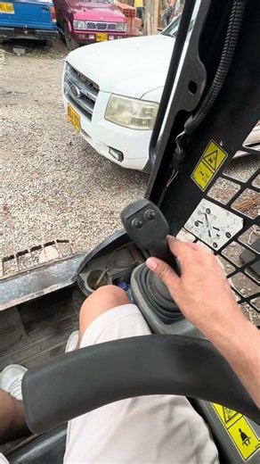How to operate a Caterpillar skid steer loader #heavymachinery